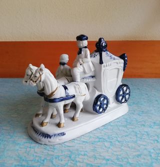 CARROZA INGLESA EN PORCELANA -ANTIGUA FIGURA
