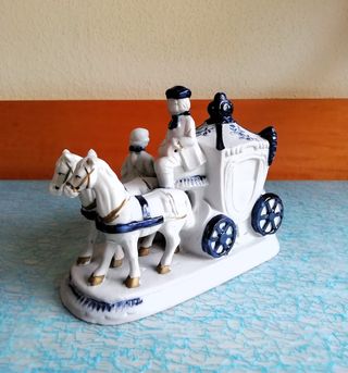 CARROZA INGLESA EN PORCELANA -ANTIGUA FIGURA