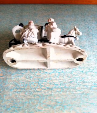 CARROZA INGLESA EN PORCELANA -ANTIGUA FIGURA