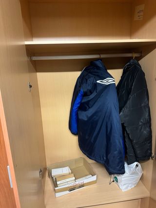 Armario de madera de 4 puertas