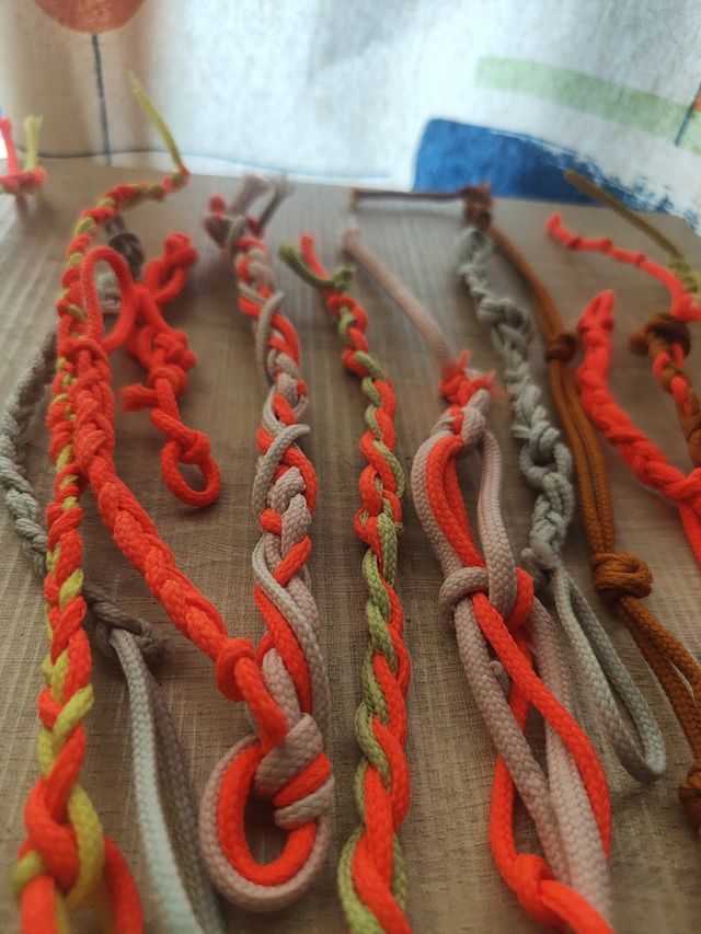 Pulseras y llaveros echas a mano 