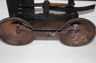 ANTIGUA BASCULA DE HIERRO Y PLATO DE COBRE