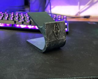 Soporte mando consola logotipo Skyrim