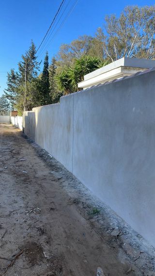 Se hacen vallas de bloques y puertas correderas