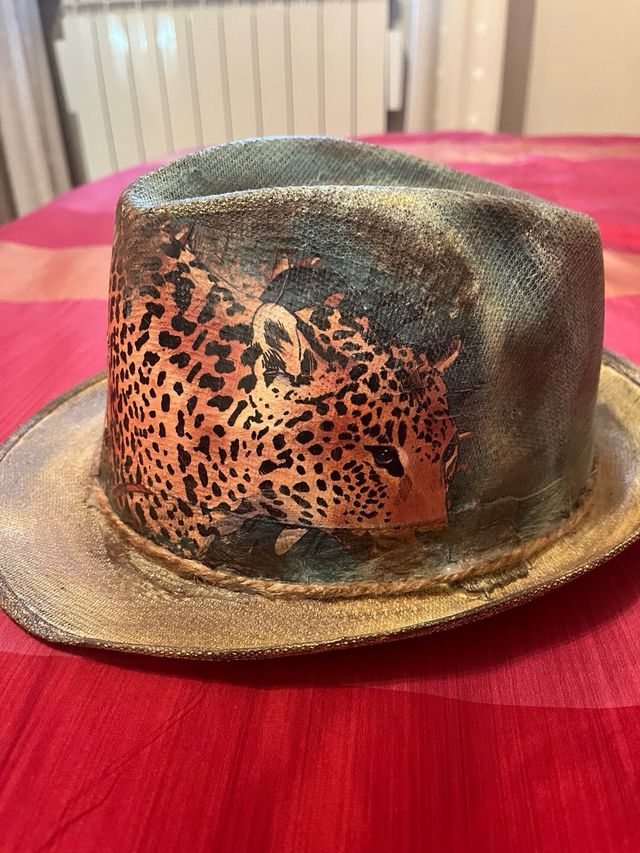 Sombrero pintado a mano