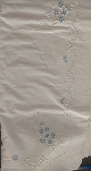 Sábana bordada antigua