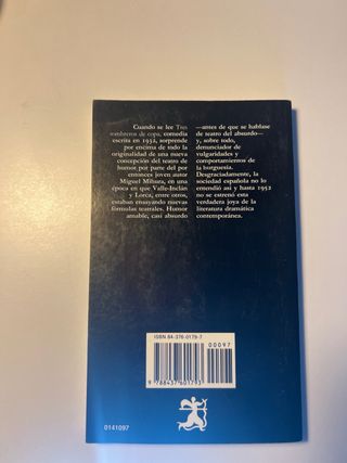 Libro tres sombreros de capa editorial catedra