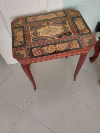 Tavolino portaoggetti con carillon anni 