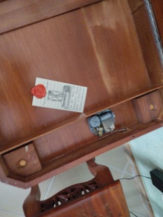 Tavolino portaoggetti con carillon anni 