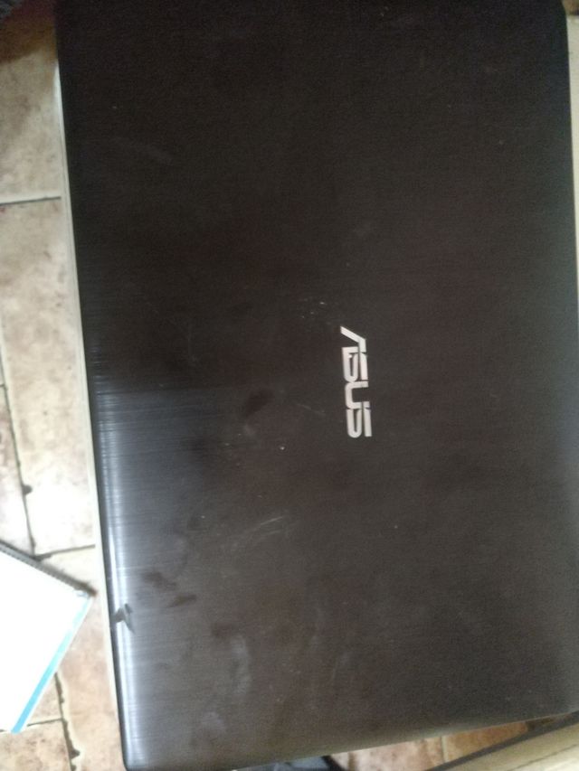 Se vende ordenador para repara  