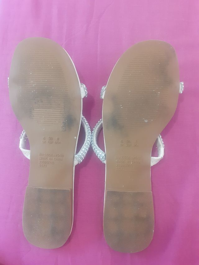 Sandalias planas blancas con detalles