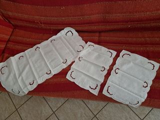 Tre centrini cotone intagliato