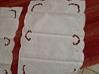 Tre centrini cotone intagliato