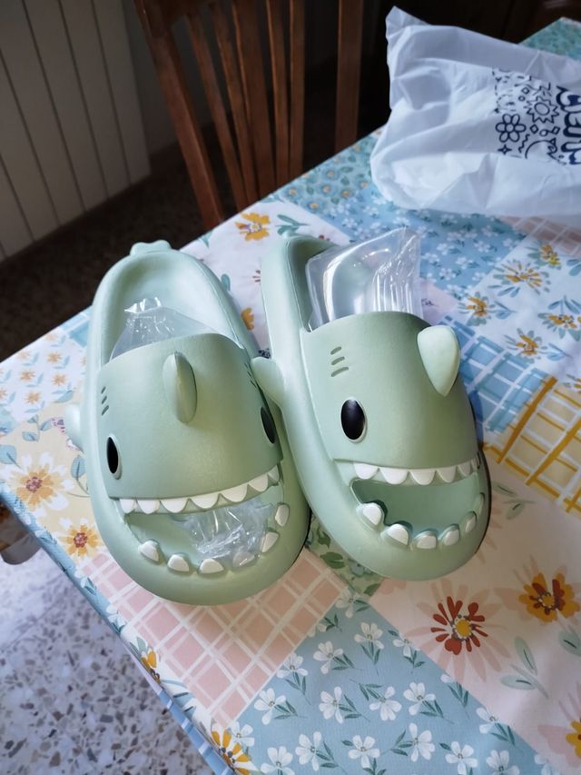 Chanclas nuevas tiburón
