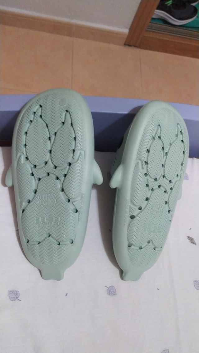 Chanclas nuevas tiburón