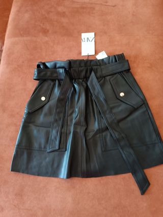 Falda negra de piel sintética Zara T S