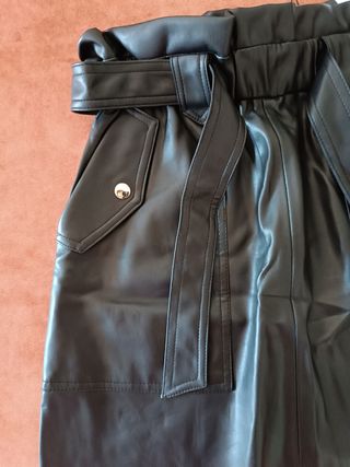 Falda negra de piel sintética Zara T S