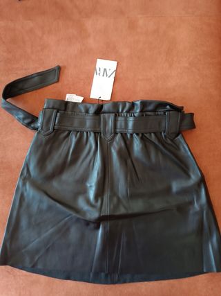 Falda negra de piel sintética Zara T S