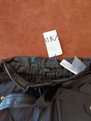 Falda negra de piel sintética Zara T S