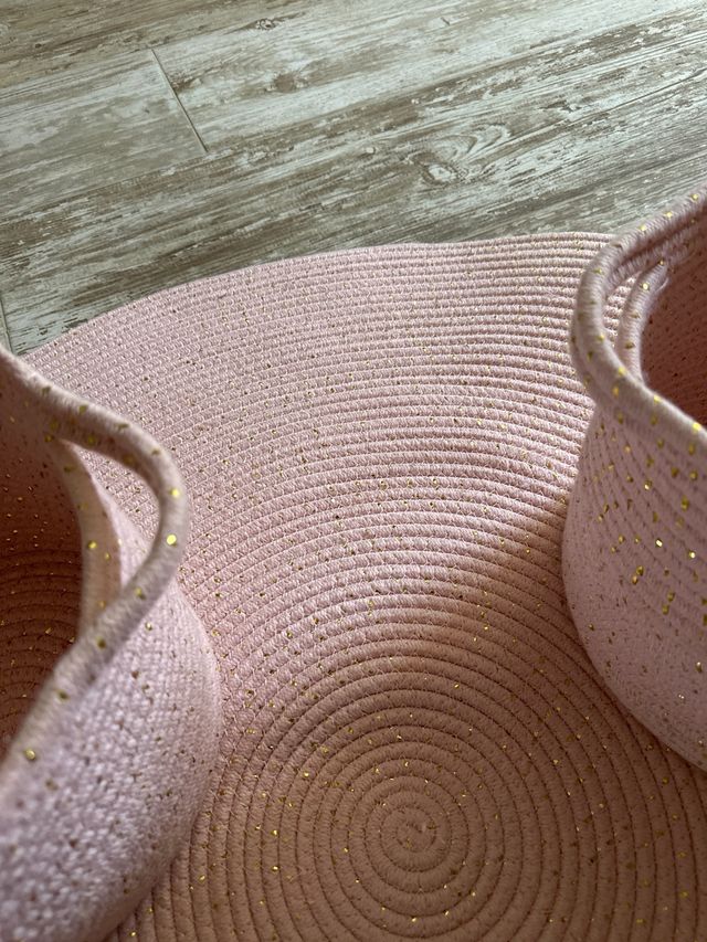 Alfombra y canastas rosas zarahome