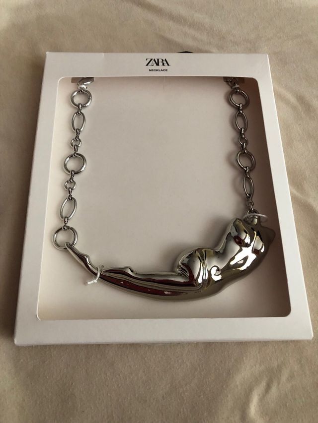 collar busto plateado de Zara