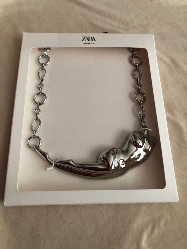 collar busto plateado de Zara