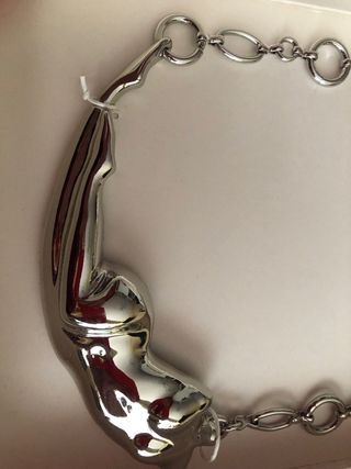 collar busto plateado de Zara 