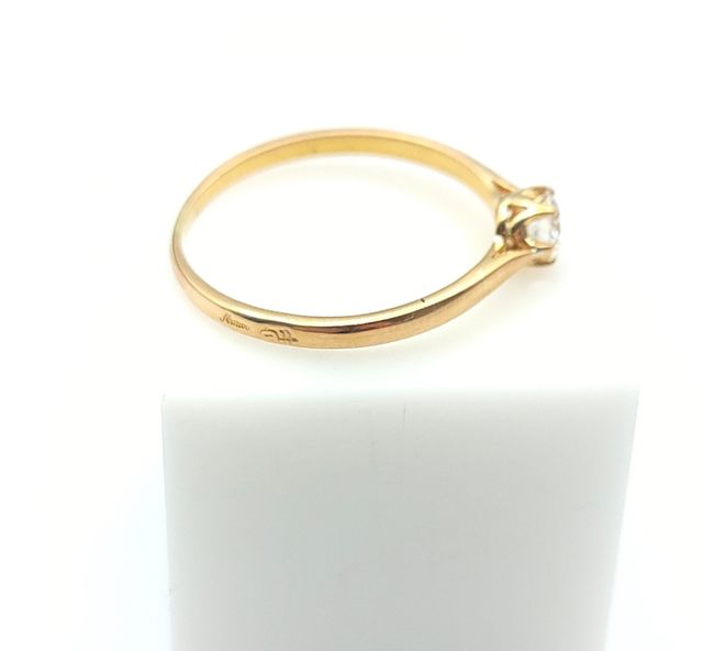 Anillo Oro con Diamante Central