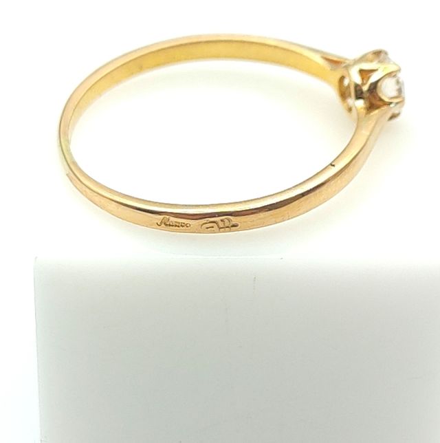 Anillo Oro con Diamante Central