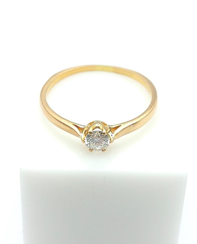 Anillo Oro con Diamante Central