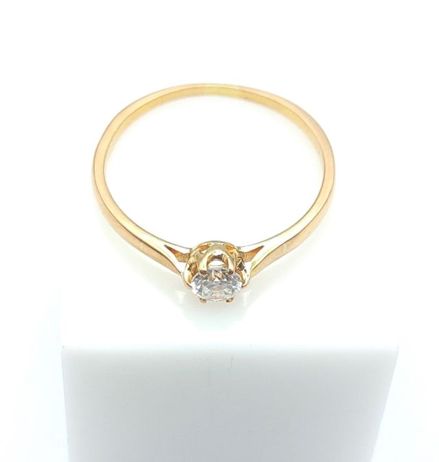 Anillo Oro con Diamante Central