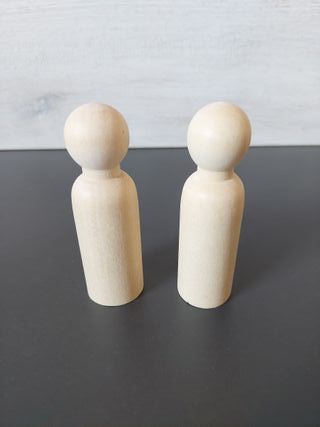 Pareja figuras de madera grandes