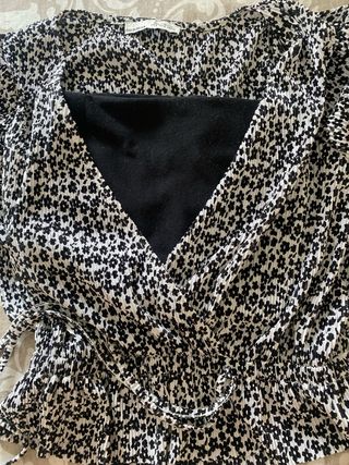 Top estampado flores negro y blanco