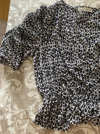 Top estampado flores negro y blanco