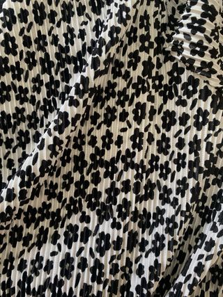 Top estampado flores negro y blanco