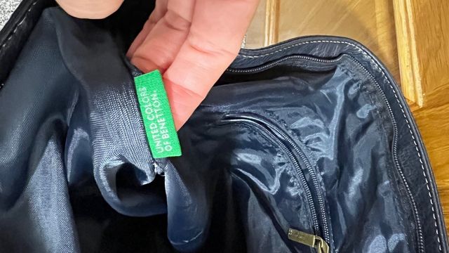 Mala azul Benetton (à tiracolo)