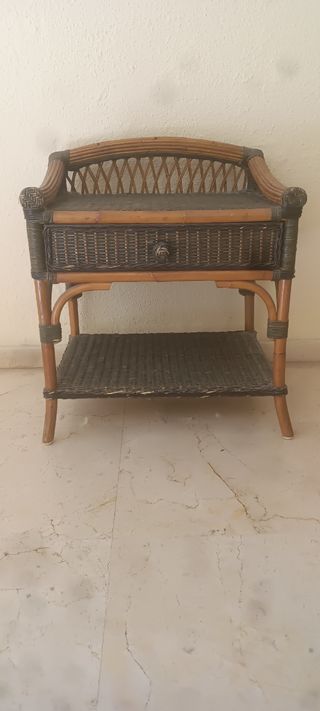 Cabecero de cama y mesitas de mimbre