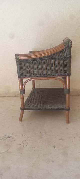 Cabecero de cama y mesitas de mimbre