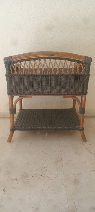 Cabecero de cama y mesitas de mimbre