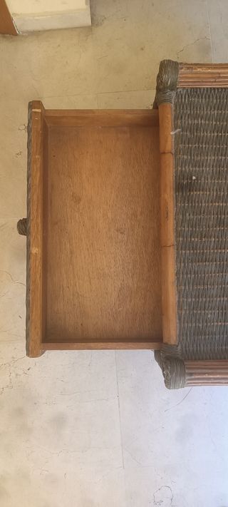 Cabecero de cama y mesitas de mimbre