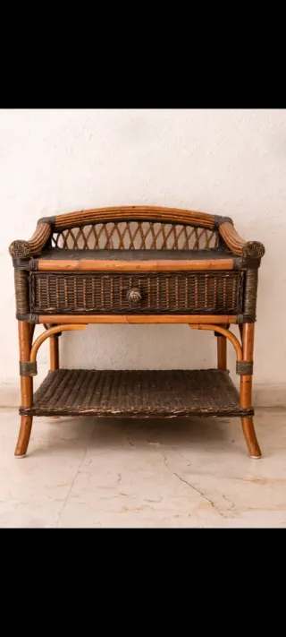 Cabecero de cama y mesitas de mimbre
