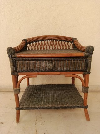 Cabecero de cama y mesitas de mimbre