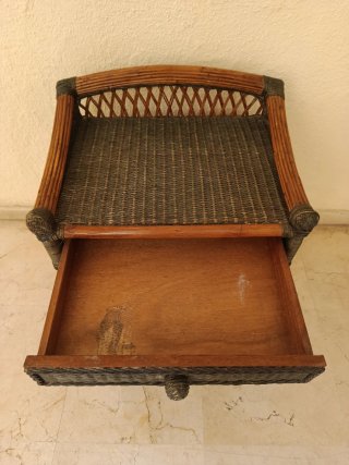 Cabecero de cama y mesitas de mimbre