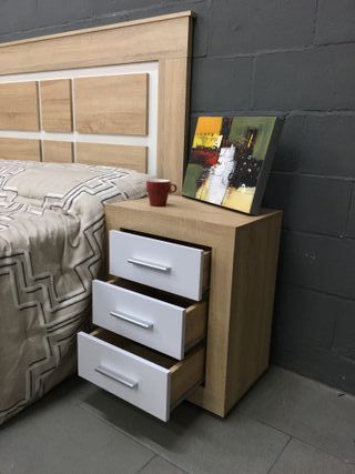 conjunto de cabecero + dos mesitas de noche.