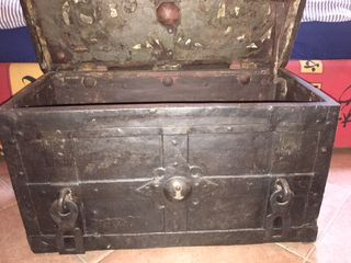 Forziere in ferro fuso, battuto, traforato