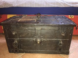 Forziere in ferro fuso, battuto, traforato