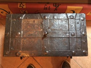 Forziere in ferro fuso, battuto, traforato