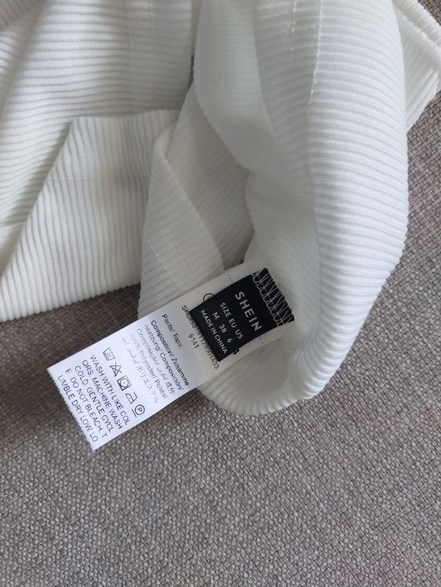 Camiseta blanca hombro descubierto