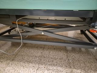 Cama geriátrica articulada con carro elevador