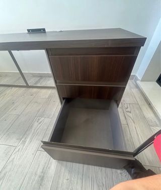 Escritorio con cajonera